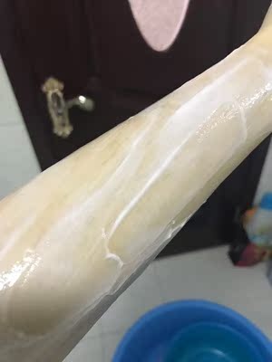 脱毛膏气味无刺鼻，能闻到淡淡香味，主要的是除的特别干净，出意料的够快，物美价廉实惠多多，喜欢它的滋润不油腻和淡淡香味儿，温和不刺激，包装的很仔细，很贴心哦，是我想要的宝贝，非常满意。用完以后还会回购的，需要的朋友们不要犹豫哦。汗毛脱的很干净不留根，真的超好用，一点都不痛轻轻一刮就脱干净了 。