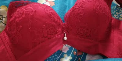 听别人说依曼丽的内衣好，我觉得不怎么样，内衣的味道很重，说不出是什么味，下水后晾干还是一样有味道