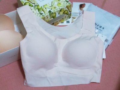 活动价抢到的 内衣质量非常棒，穿着特别舒服，还有精美盒子包装，买到就是赚到。买的多还送了底裤 很不错。