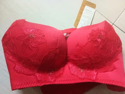 内衣收到了,感觉一般吧,拍的薄款,还没试穿,不知道尺码偏不,到时候再看效果吧 内衣收到了,感觉一般吧,拍的薄款,还没试穿,不知道尺码偏不,到时候再看效果吧