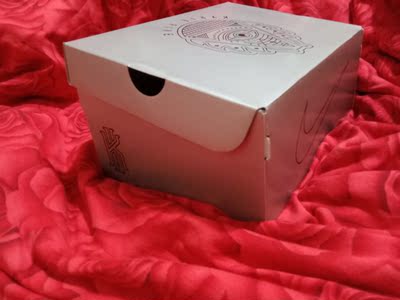 喜欢欧文很多年了 第一次买欧文系列 鞋盒很好看 很炫酷 送的钥匙扣也很帅 鞋子是真的好看 鞋带很紧 包裹性特别好 缓震很好 走路很舒服的感觉 弧形外底 抓地力超强的 捕蝇草纹路很帅 泡棉鞋口 脚踝很舒服 后跟的支撑效果也不错 Flywire 飞线帮助稳固双足 底是橡胶的 耐磨应该还好 这双欧文五最吸引我的地方应该是超丰富的细节 正面的标志签名 鞋底的标志和1992被建立的英文 外侧的大黑钩子和NIKE标 内侧是小女儿的名字和生日 鞋头的座右铭 后跟的灵魂之手 ……………………………… 我的天这双鞋怎么能这么帅 啊啊啊啊啊啊啊啊啊 坠入爱河 喜欢欧文很多年了 第一次买欧文系列 鞋盒很好看 很炫酷 送的钥匙扣也很帅 鞋子是真的好看 鞋带很紧 包裹性特别好 缓震很好 走路很舒服的感觉 弧形外底 抓地力超强的 捕蝇草纹路很帅 泡棉鞋口 脚踝很舒服 后跟的支撑效果也不错 Flywire 飞线帮助稳固双足 底是橡胶的 耐磨应该还好 这双欧文五最吸引我的地方应该是超丰富的细节 正面的标志签名 鞋底的标志和1992被建立的英文 外侧的大黑钩子和NIKE标 内侧是小女儿的名字和生日 鞋头的座右铭 后跟的灵魂之手 ……………………………… 我的天这双鞋怎么能这么帅 啊啊啊啊啊啊啊啊啊 坠入爱河