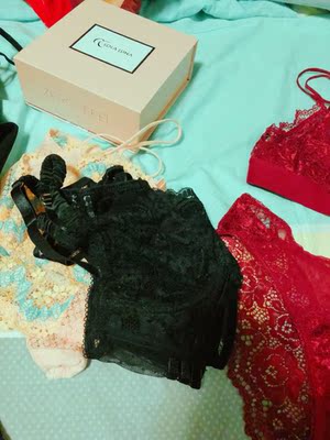 我东西要的急，跟卖家说了很爽快的，帮我尽快发货了，及时收到很开心，衣服的质量很好，蕾丝很精致的，造型也很好看，这种无钢圈的穿着很舒服，对大胸也很友好。男朋友特别喜欢，女生还是穿套装的内衣，更有情趣一点～～一下买了三套，可以每天换着穿了，特别开心这个活动也非常划算，物美价廉，下次还会回购哒，希望有老客户优惠呢～～～