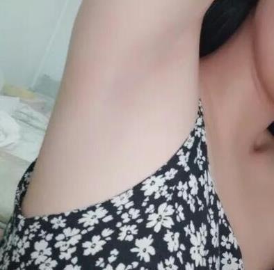 这款脱毛膏真的很好用，脱的很干净，很温和，以前用的脱毛膏越脱越多，这个脱完后好多天了，也没有长新毛毛出来，毛毛越来越细，味道也不刺鼻，涂上去六七分钟，凉凉的，刮掉以后很干净，皮肤显得很白皙光滑，然后新长出来的不会像以前那样粗，真心喜欢啊，还会再来买的