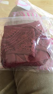 刚拿到手，好看去，试了一下，虽然胸小，但是还是要追求漂亮的内衣👙，打算再买一套，赞赞赞👍