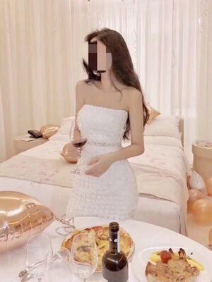 收到包裹，打开一看内心真的是一阵惊喜呀！胸贴从这个包装上来说啊，高大尚，看着就感觉，啊~不错，质量不会差的，胸贴聚拢集中的效果真是炒鸡给力的，开始穿戴的时候角度不怎么会调整，找了客服小姐姐，耐心的教我穿戴技巧，重新调整贴上后效果真的就好多了，嗯~这个效果，没谁了。胸部聚聚的，小沟深深的，效果真心是赞，穿搭衣服显胸有型，满意，胸贴的粘性也好好，不容易下掉滑动，稳~哈哈！