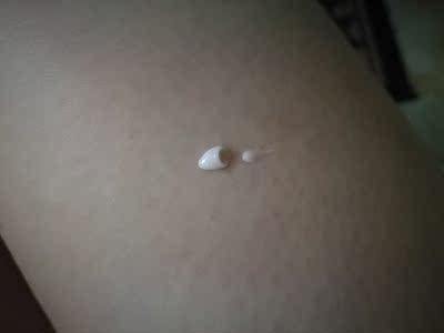 颜值挺高。涂抹上很容易吸收，真的很像护手霜一样，涂在膝盖上的不过敏就很满意了，但愿给我惊喜，如果真的可以变白在用在别的地方吧。