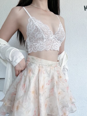 这个款式仙气感十足，若隐若现的纯欲风蕾丝设计，我好喜欢呀，穿上就是精致的女孩，白色也高级感满满，精致的芍药花图案，搭配下围的蕾丝边，整体上身造型氛围感直接拉满，美美哒，蕾丝质感轻薄不刺激，上身真的很舒服~太棒啦👍好喜欢呀