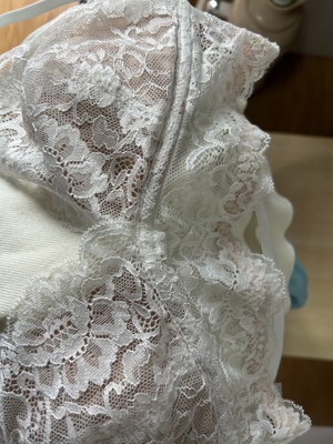 露背美背的！很轻薄！侧边两小节是钢圈～