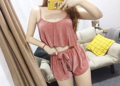 卖家发货很快、收到马上试穿一下！上身很显白。这个颜色猴猴看、有一点点闪！已经迫不及待想去度假了。奶思