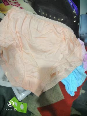 很大的，摸着很软，还有小礼物挺好的，蕾丝边也不勒，以后的七个月就它了