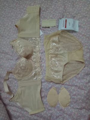 双十一下的单，等了十多天今天终于到了。回来试穿了一下非常好，聚拢效果和收副乳都很不错！卖家还送了延长扣和内衣皂！以后买内衣就认准你们家了！喜欢的美女们可以放心下单了。