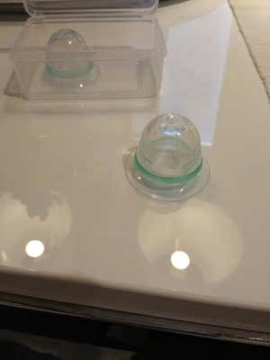 用了这么长时间的矫正器了，来评价下，虽然一开始吸会疼，坚持下来现在已经没什么感觉了。刚开始的时候躺下乳头就会凸出来了，已经可以很容易就弄出来了，当初没选择其他家是因为宝妈群里都在推荐摩卡淑的，说这家的母婴产品有保障，没有效果还可以退款，现在看来真是庆幸自己当初选择了摩卡淑，还在为内陷的问题困扰的姐妹们，可以买一个试下，也不贵，几十块钱，能解决问题还是关键，坚持每天戴哦。