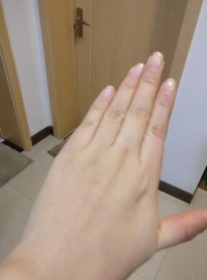 味道很好闻，很喜欢，滋润度比较持久，颜值也很高，我擦手也用这个，很好啊，总体很满意！性价比很高！