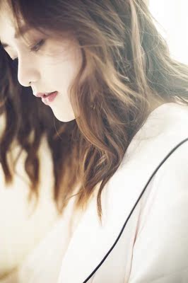 平时都穿真丝的睡衣，这个摸起来质感差不多，很顺滑。