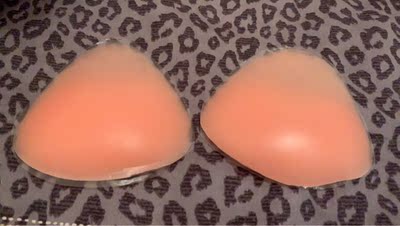 质量不错，细节做得挺好，实物比图片好看，大小合适，店家好贴心还送了胸垫，上身显瘦，这款胸不露，胸小也能显胸，比较适合我。