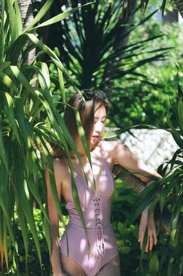 上身比实物更显白，很特别的豆沙粉，温柔好看，面料质感非常好~