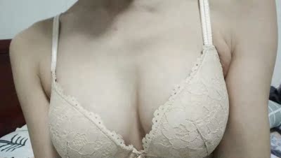 这胸罩质量挺好的，穿着非常的显身材，让你们瞧一瞧我的身材，羡不羡慕，非常完美，我老公的小心脏都蹦蹦跳了，嘻嘻
