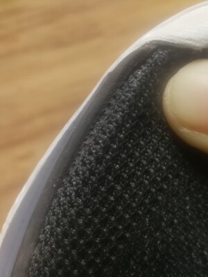 鞋子收到,刚刚穿了两次,一只鞋两处开胶,明明是鞋子质量问题,客服确说我穿坏的,什么都不问就说我穿坏的!我跟客服说你要这个态度我就投诉去,可能害怕了,说是赔我20元,维修费。这鞋穿着真心不舒服。目前是我穿过篮球鞋舒适度最差的! 鞋子收到,刚刚穿了两次,一只鞋两处开胶,明明是鞋子质量问题,客服确说我穿坏的,什么都不问就说我穿坏的!我跟客服说你要这个态度我就投诉去,可能害怕了,说是赔我20元,维修费。这鞋穿着真心不舒服。目前是我穿过篮球鞋舒适度最差的!