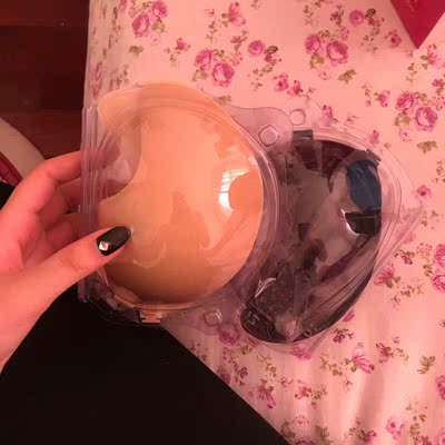 宝贝收到了，迫不及待的打开，试了一下，很耐思，小胸立马有沟了，哈哈😄