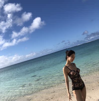 166 100斤 穿这个码稍微有点松，给大家参考。泳衣很sexy，穿上后我就是这片海最靓的仔 哈哈。个人觉得下面配个牛仔短裤当正常吊带穿也会很好看