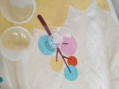 因乳头内陷宝宝吃奶含不上，好着急，闺蜜推荐我买这款乳头保护罩，奶嘴比较柔软，宝贝吸起来一点不费力，宝宝吸得可欢了，妈妈也没有不舒适感，宝宝用着也不排斥，很容易清洁。终于解决了宝宝的吃奶难题，心里不知道多高兴，值得推荐给乳头短小的宝妈使用。