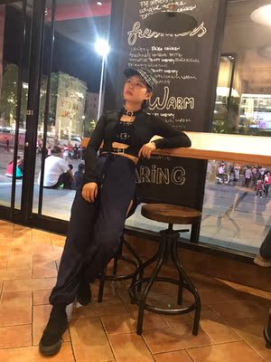 可以扣上也可以拆开，很性感的一款裤子，就是就有图，有图再来追评吧，嘻嘻