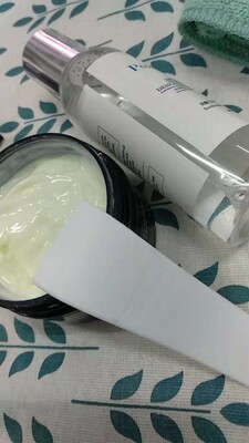 脱毛超级的干净 使用时最好用毛巾顺着毛发生长的方向用力顺着抹掉！记得用之前先做一下过敏测试哦！效果很明显，也不刺激皮肤，就好像从来没长过一样光滑，皮肤也没有红肿现象，查了查是正品，可以放心使用，现在汗毛长得都慢了很多了，很喜欢这款呢，性价比很高。。。