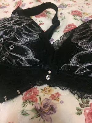 第二次买这一款,之前已经有一个粉色。做工很美,薄杯很舒服,无钢圈的穿起来没有负担,也很贴身不走位。如果再多几个颜色就好啦 第二次买这一款,之前已经有一个粉色。做工很美,薄杯很舒服,无钢圈的穿起来没有负担,也很贴身不走位。如果再多几个颜色就好啦