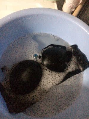 已经洗了，没有异味，没有掉色，质感很好～那个扣子隐藏得也很好，看起来很不错晾干了穿