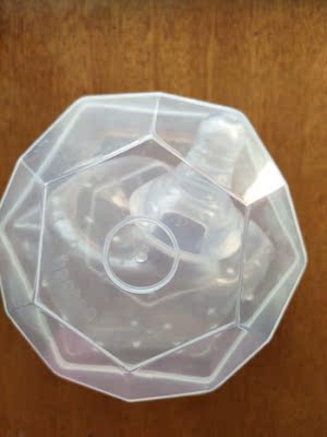 收到宝贝很喜欢、发货特别快、回来就赶紧消消毒用起来了、闻了一下也没有什么异味、因为宝宝奶瓶吃习惯了总是不愿意吃我的母乳、所以要用吸奶器吸出来给她吃、总是很麻烦、现在买了这个那就方便很多了、一开始还有点不怎么适应、有点抗拒的、但是习惯了就好了、喜欢的可以放心购买使用、毕竟母乳比什么奶粉都要营养 收到宝贝很喜欢、发货特别快、回来就赶紧消消毒用起来了、闻了一下也没有什么异味、因为宝宝奶瓶吃习惯了总是不愿意吃我的母乳、所以要用吸奶器吸出来给她吃、总是很麻烦、现在买了这个那就方便很多了、一开始还有点不怎么适应、有点抗拒的、但是习惯了就好了、喜欢的可以放心购买使用、毕竟母乳比什么奶粉都要营养