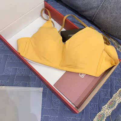 买来搭配衣服的，结果很惊喜，当时拍了照太忙忘记发嘻嘻，颜色太正了，跟模特差不多，总之太棒了，满意值100