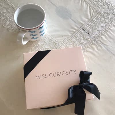 包装很好哦，形状也很好，不过我穿着有一点点大，看来我瘦了今天收到快递了，拆开看了后，感觉真心超级喜欢，超级划算~性价比也很高！朋友们都说我买的超值，都想买这个呢，已经推荐给好朋友了，哈哈，下次还会来购买....还在犹豫的朋友赶快下手，良心推荐哦！这次做活动也非常划得来~~性价比很不错。物流方面呢，卖家发货速度也很快的，，服务也很到位，速度快~服务好！以前也买过这个，但是真心没有这次买的好，这次买的真心赚到了，哈哈