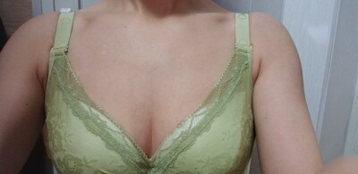 內衣收到了，打開沒有難聞的味道，一開始還挺擔心有怪味，顏色很好看，和圖片上的沒分別，非常好，胸小的美眉可以買，胸墊厚，托起來很好，穿上胸型很好看，面料也很親膚，不錯，不錯，值得推荐!買，買，買，買，買，買，買買，買，買，買，買，買，買，買，買，買!够80個字了吧？