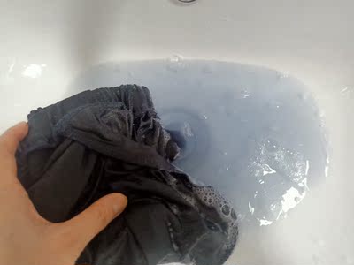 洗了无数次了,还是那么多毛毛在掉,卖家给我打电话说多洗一下就好了,每次洗我就过水十几二十次,还是这样 洗了无数次了,还是那么多毛毛在掉,卖家给我打电话说多洗一下就好了,每次洗我就过水十几二十次,还是这样