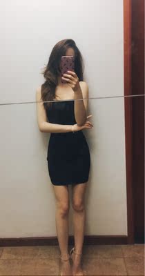 完美的小黑裙，穿上身十分惊艳，很修身，非常显身材，好看好看，五星推荐。