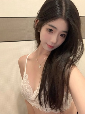 集美们！白色的非常性感，属于一年四季都能穿的款~比之前买的大几百内衣还舒服~内衣也很轻薄,透气性蛮不错的