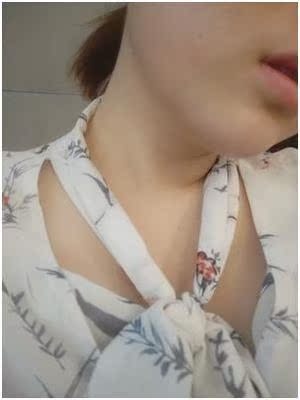 天生脖子就有点黑，不是那种晒黑的，试过很多方法都是没有用的，看到小红书上面有人在推荐这款去黑色素的产品，就在淘宝上面买了一盒，很温和的，擦在脖子上面很滋润可以当做身体乳使用的，使用了一段时间之后，真的有感觉脖子上面的白了很多的哦，赞，非常喜欢这款去黑色素的产品。