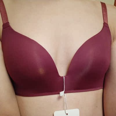 内衣收到了，和图片上的一模一样的，颜色是拍的这种，这个颜色收到也很喜欢，布料穿着确实比普通内衣轻，不嘞上身舒服！