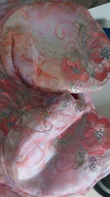 没说有送保暖内衣，收到了一脸懵逼，谢谢卖家，我自从去年年底买了月色，一直都是穿这个牌子的，之前在别家买的。腋下那老是抵着很痛。这家是第一次买。会来追评的。一次性下单两件。还有一件在路上