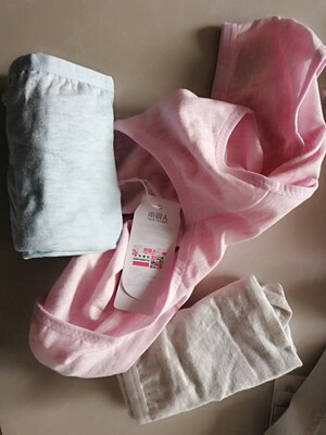 买了两个内衣，三条内裤，质量很好，棉线的，很舒服