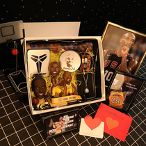 Gifts basketball stars around the school New Years Eve Cosby James dolls hands off to send boyfriend big gift bag