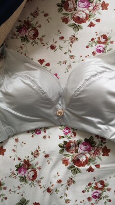 是那种薄款的，我特别不喜欢厚的，所以这个还不错，试了下大小也比较标准，希望洗了不能变形，穿着挺好的