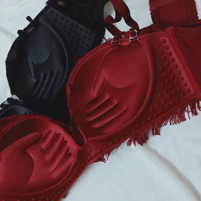 内衣真的太太太好看了，杯面的蕾丝超漂亮，下边有点民族风的感觉，穿上很舒适，里边是手模杯，旁边还有按摩的小颗粒，穿着超级聚拢，超舒服，酒红很显白，很特别，我晚上拍出来有点失真，实物颜色比较深，更显白，好喜欢这个款！