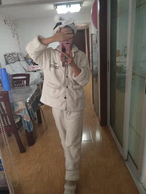 太好看了，还想买一套换洗着穿，白色很干净，款式也大方，非常喜欢