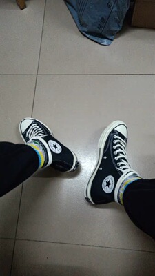 很舒服，穿着舒适，透气，不臭脚。鞋码很正，大小合适，没有异味，做工精细，款式时尚，满意的一次购物。