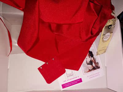 大红色的内衣内裤，内裤的弹性不是特别大，是无痕内裤。内衣聚拢效果还可以，毕竟前面有绳子拉着嘛！质量还不错，就是拿回来试穿了一下，不知道日常穿会不会往上跑，这款收副乳不行，就是冲着聚拢买的