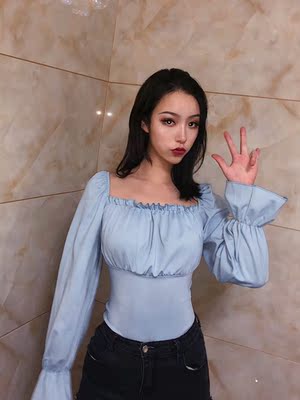 衣服超稀饭～质量很好哇 很梦幻的蓝 还有光泽感！！绑带小心机哦 穿出去玩超美哒 棒呆^_^