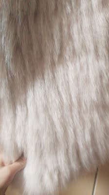 很厚实,挺暖和。喜欢这个奶茶色。手感也很柔软。我没有买过真皮草,所以不知道真的应该是什么样,但是这个价格能拿到,真的很值。 很厚实,挺暖和。喜欢这个奶茶色。手感也很柔软。我没有买过真皮草,所以不知道真的应该是什么样,但是这个价格能拿到,真的很值。