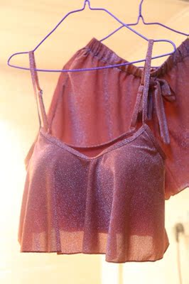 洗了挂起来晒了，不掉色，面料也干的快，不过因为光线的问题，拍出来有点色差，实际实物更这好看点！