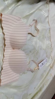 第二次在这家店里买内衣了，去年夏天买的薄款的，这次又来买了两件，价格划算颜值高，喜欢了可以下单了。